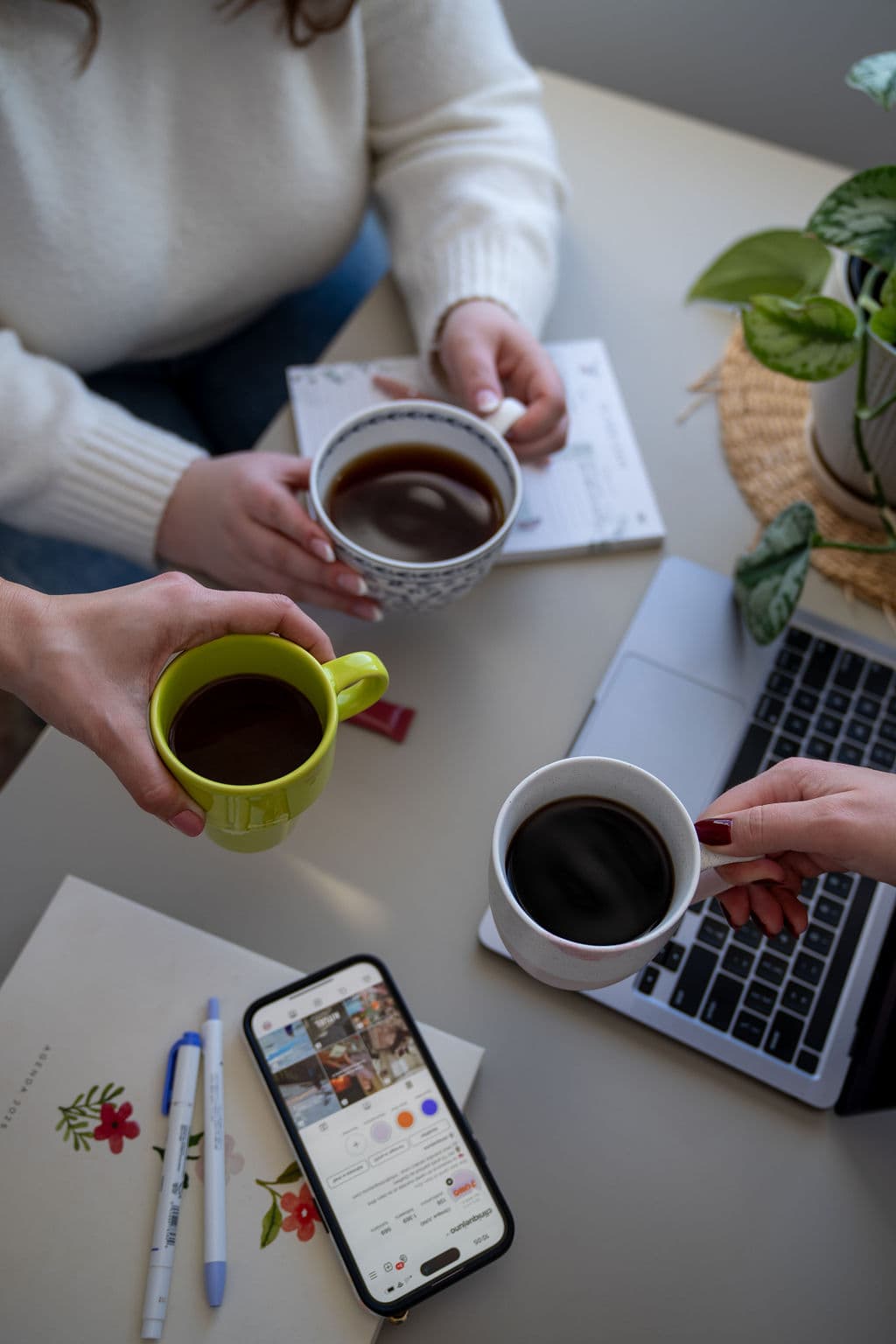 Trois personnes partageant un café autour d’une table