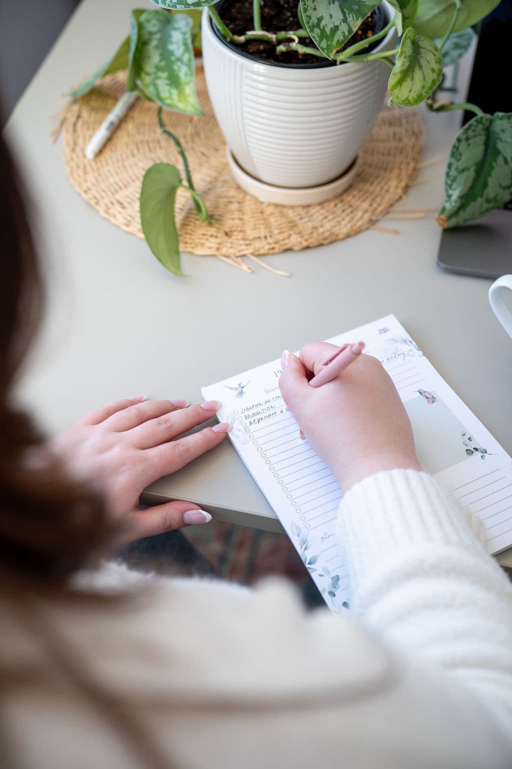 Une personne prenant des notes durant une consultation